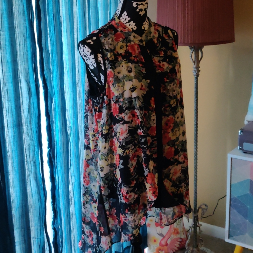 A beautiful high low narrow collar blouse